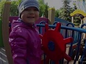 Видео: Дети играют на детской площадке